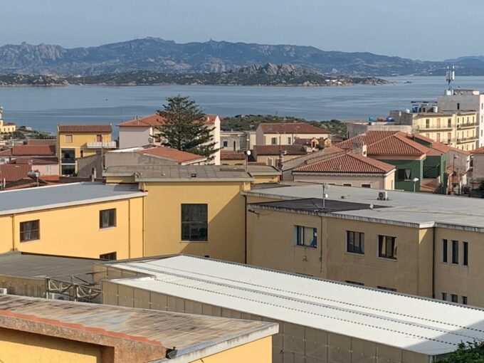 La Maddalena: Ultimo piano con terrazza e lastrico solare